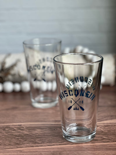 Wisconsin paddle design in navy on 16 ounce pint glass