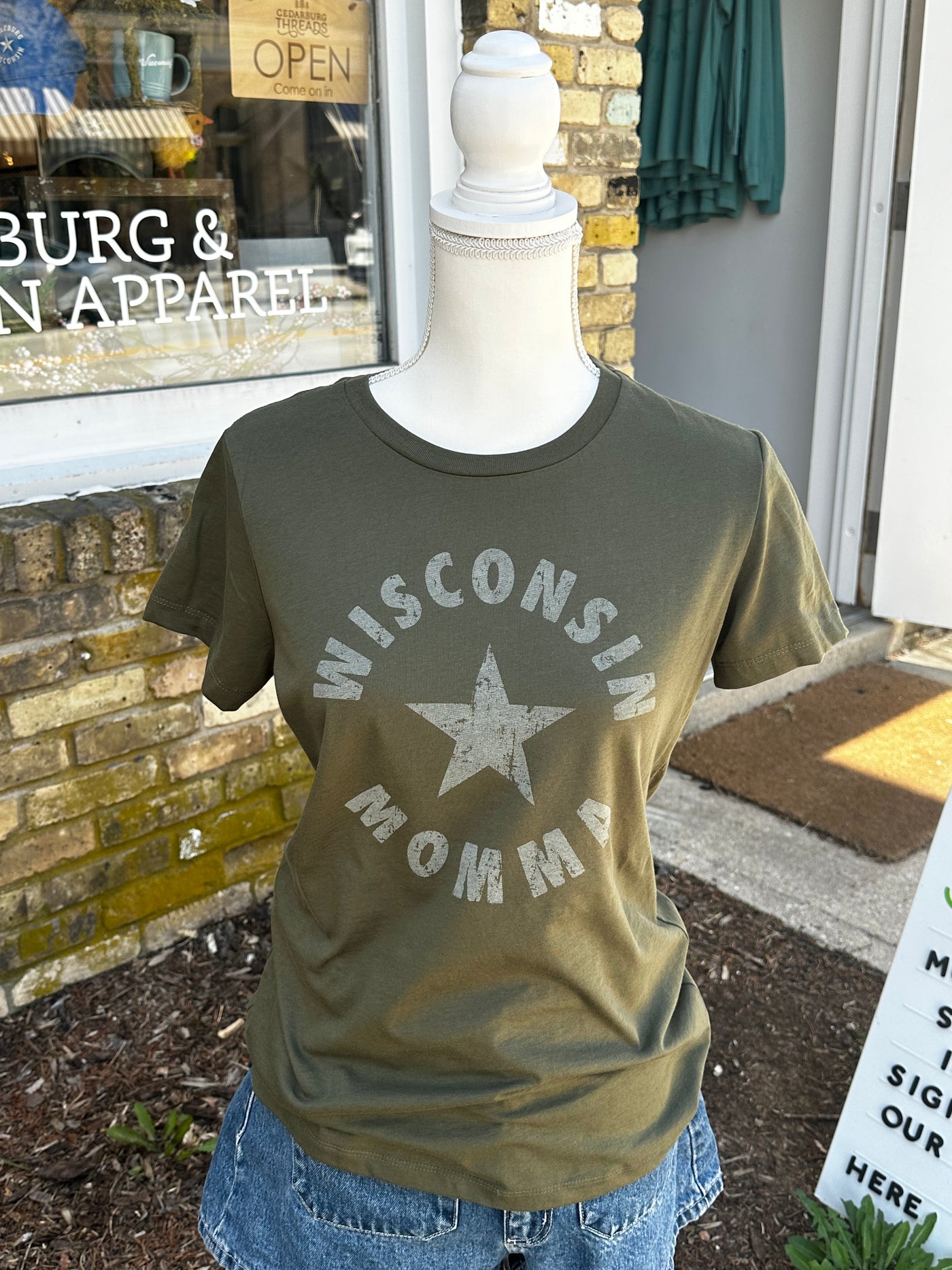 Wisconsin Momma Women's Cut T-shirt